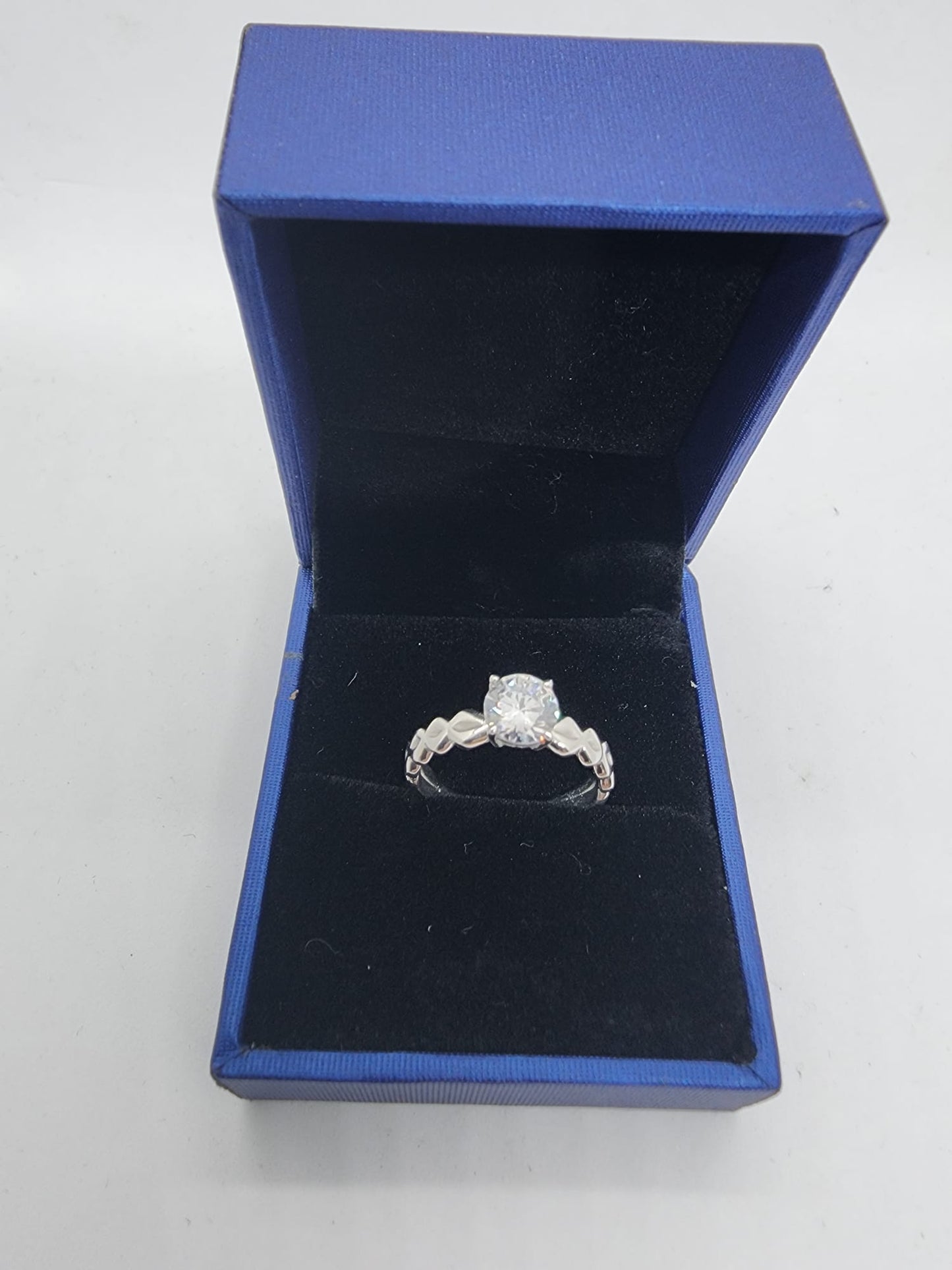 Gold engagement ring with 1.00 ct Diamond VS1, stt prongs, band twisted