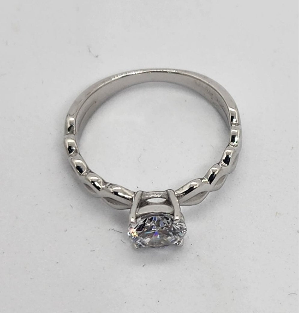 Gold engagement ring with 1.00 ct Diamond VS1, stt prongs, band twisted