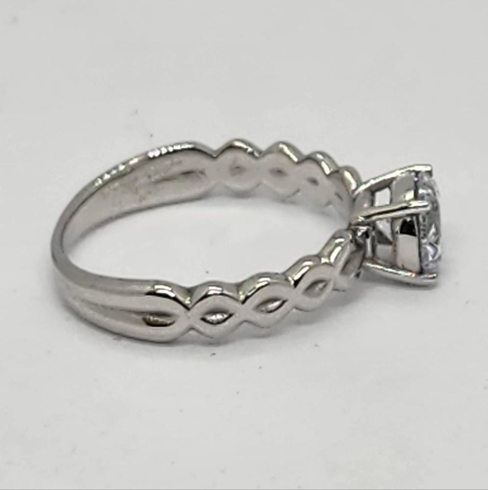 Gold engagement ring with 1.00 ct Diamond VS1, stt prongs, band twisted