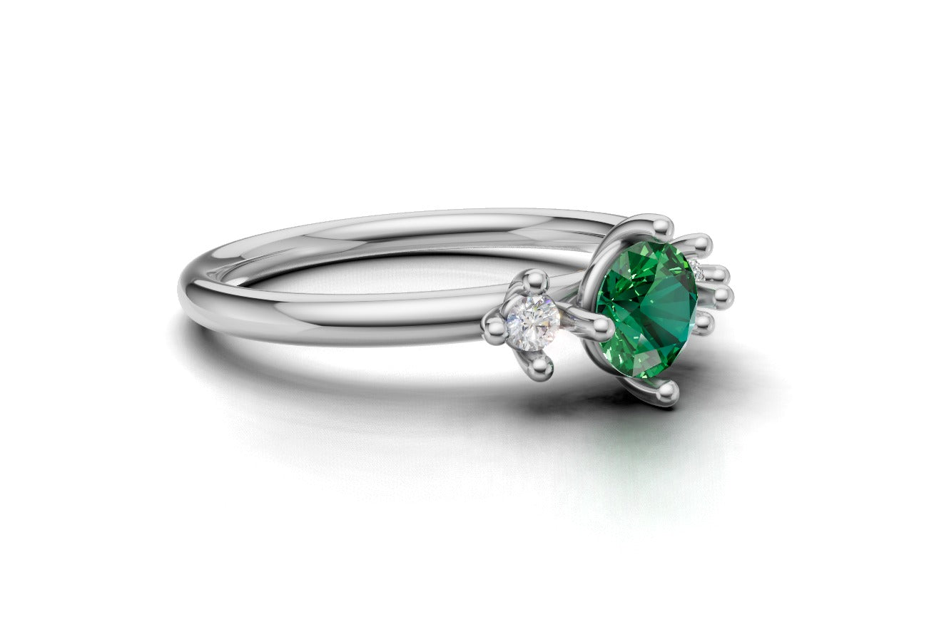 14K Gold Ring with 1 Emerald and 2 Diamonds, STT: Prong