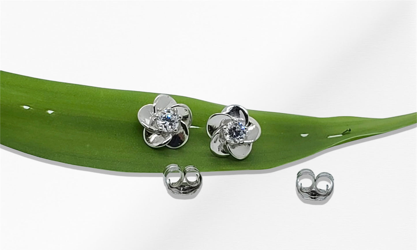 14K 0.25ct. tw. Diamond Flower Stud Earrings