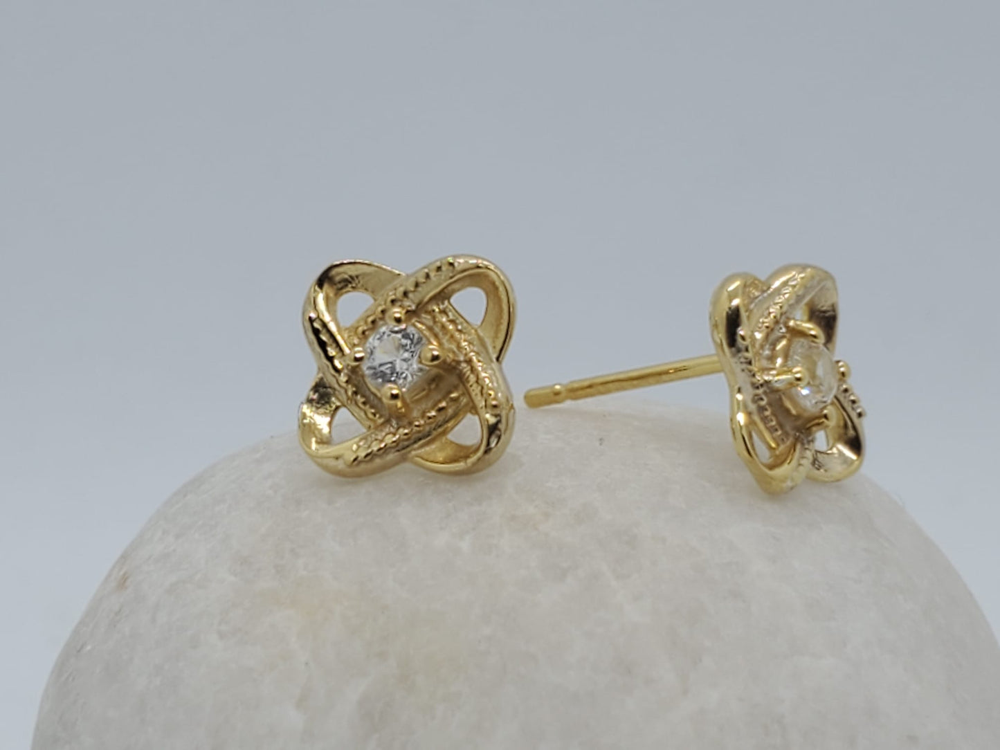 14k Yellow Gold Push Back Earrings with 0.25Ct DIAMOND, it is comfortable and elegant