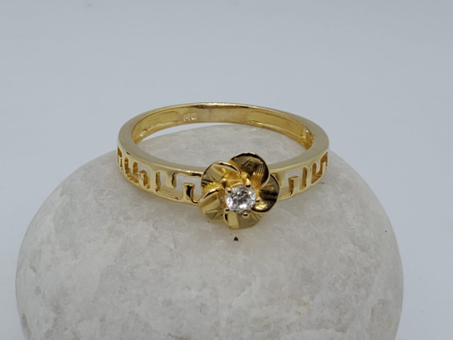 14k yellow gold ring with 0.10CT MOISSANITE, rose shape, a unique and special model