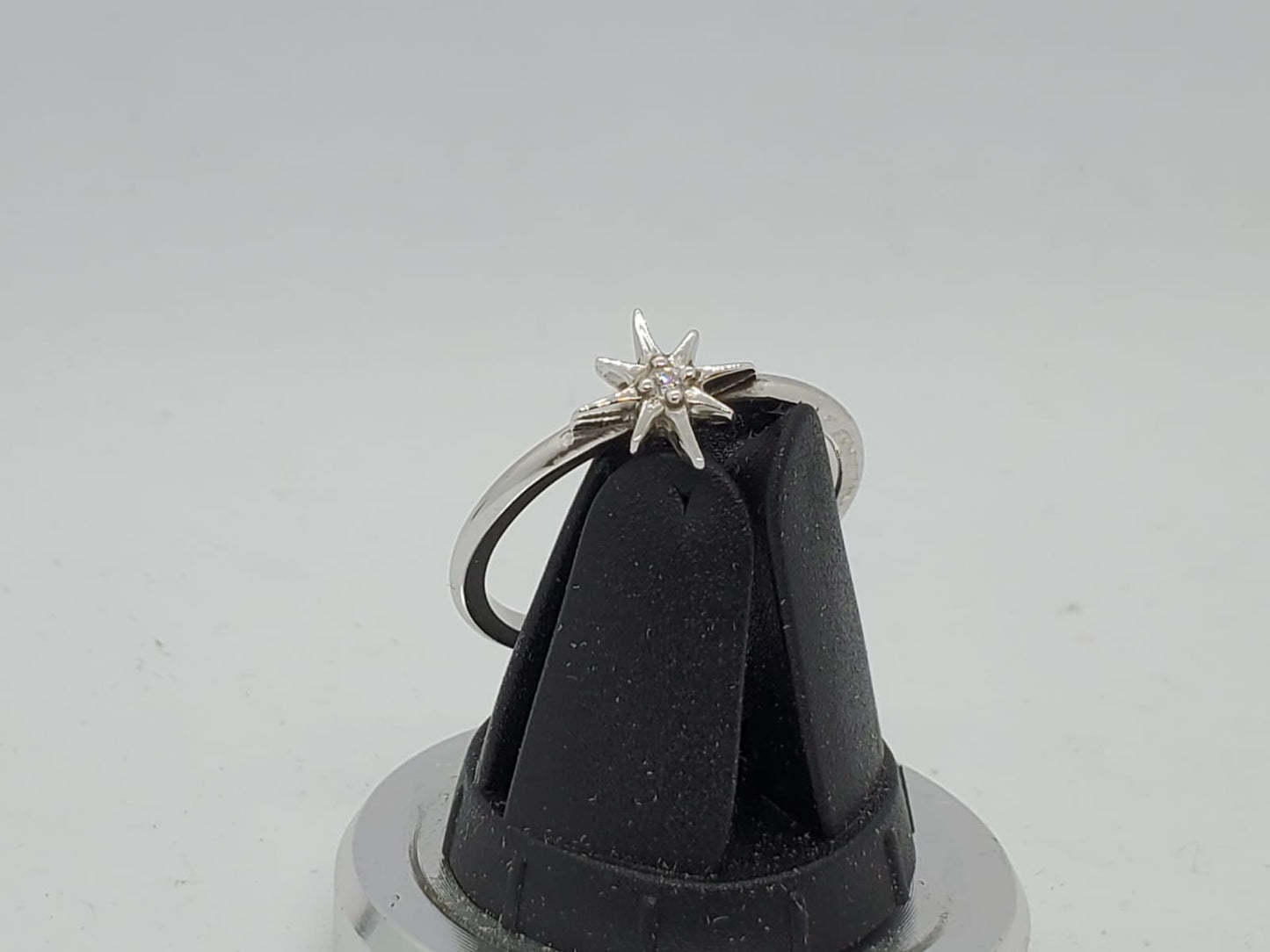 14K White Gold Ring with 1 Diamond 0.05CT VS1