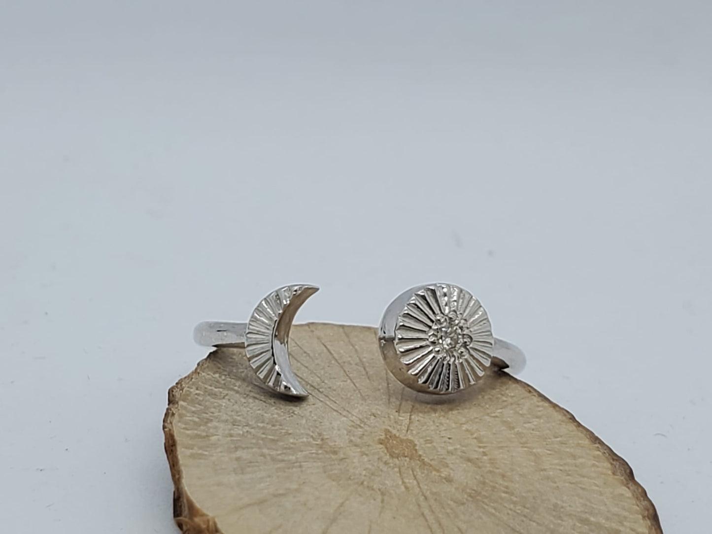 14k White Gold ring, with 1 Diamond of 2mm, very comfortable and elegant