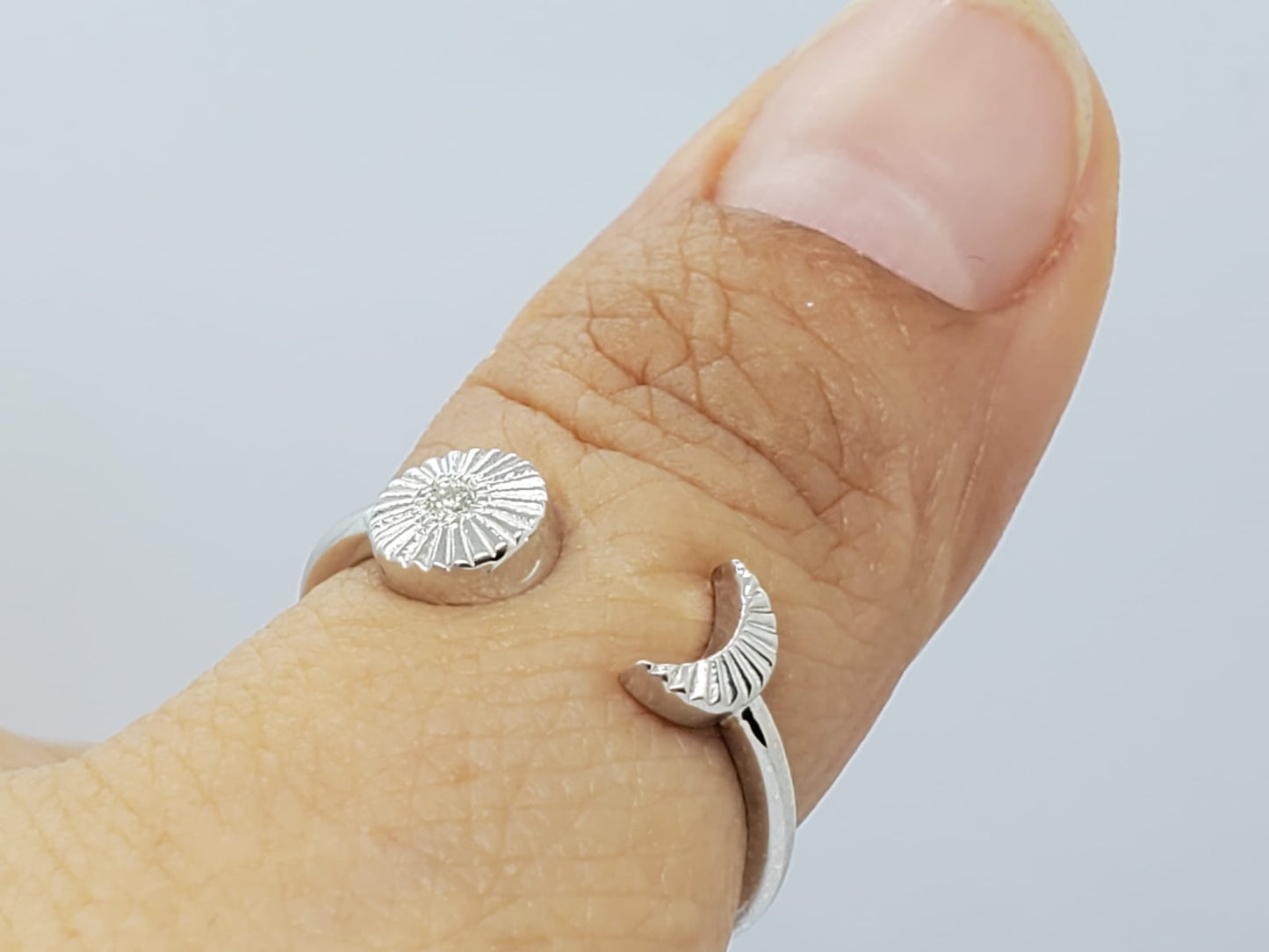 14k White Gold ring, with 1 Diamond of 2mm, very comfortable and elegant
