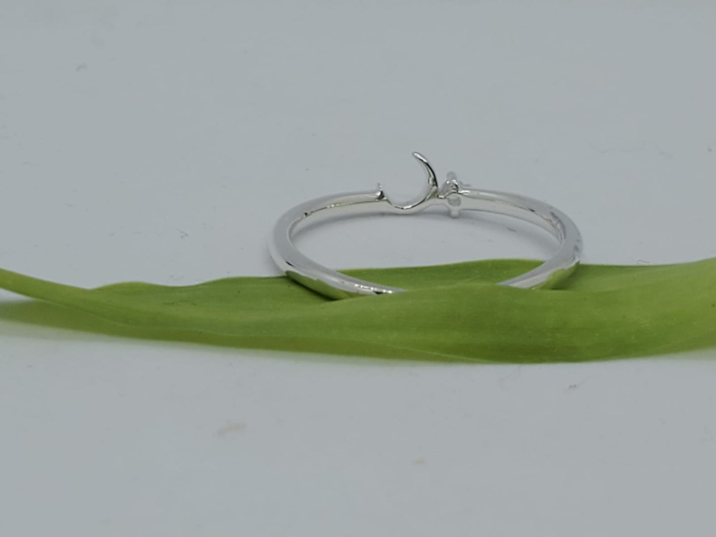 14k white gold ring, moon style, with Diamond 1.5mm VS1