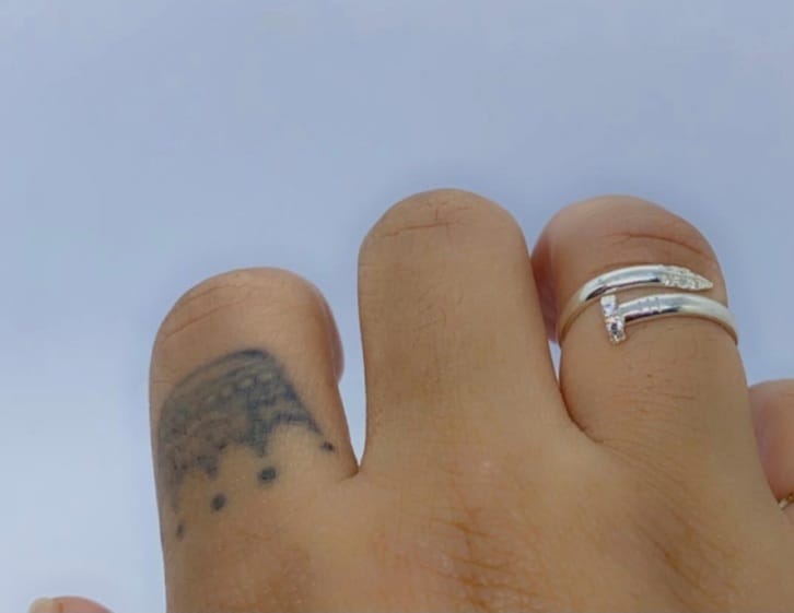 14k white gold ring with 9 Diamonds, nail style, is comfortable and elegant