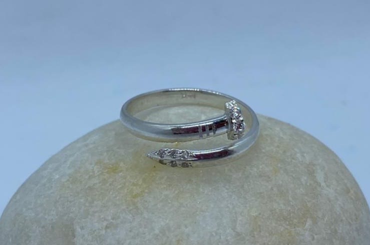 14k white gold ring with 9 Diamonds, nail style, is comfortable and elegant