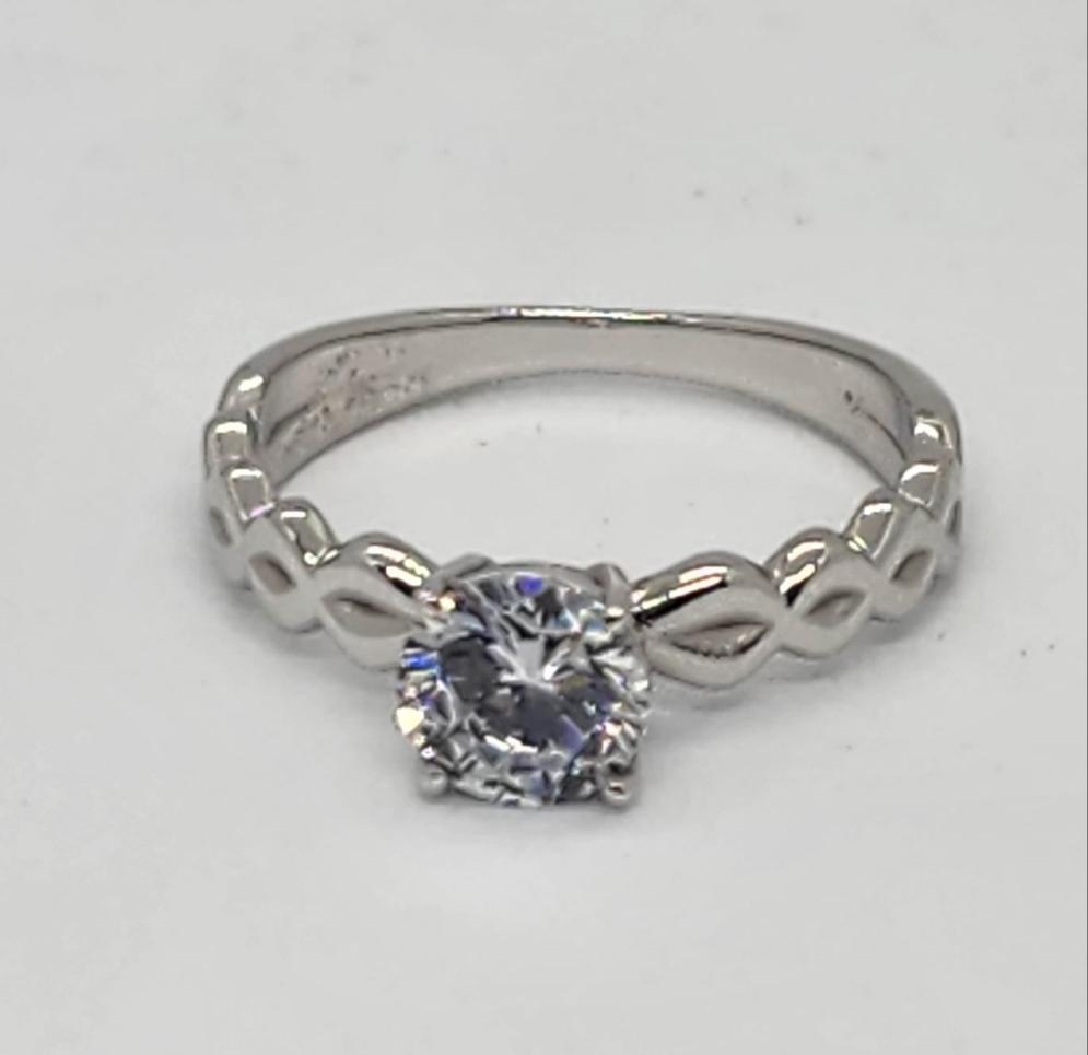 Gold engagement ring with 1.00 ct Diamond VS1, stt prongs, band twisted